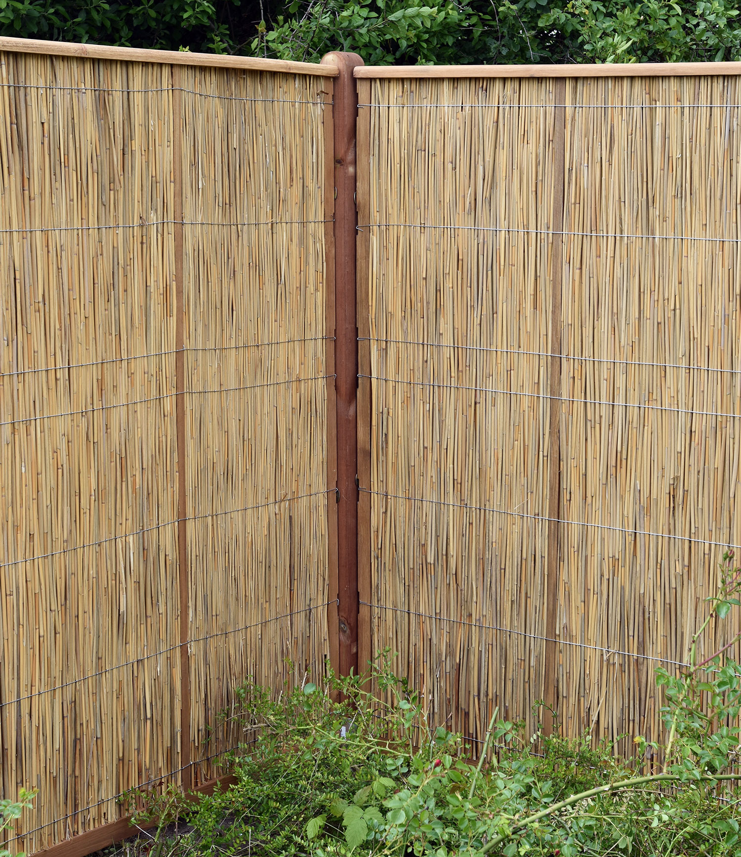 Schilfzaun-mit-Holzrahmen-07w-Aufbau Hiss Reet Sichtschutzzaun Schilfzaun Sichtschutz Zaun