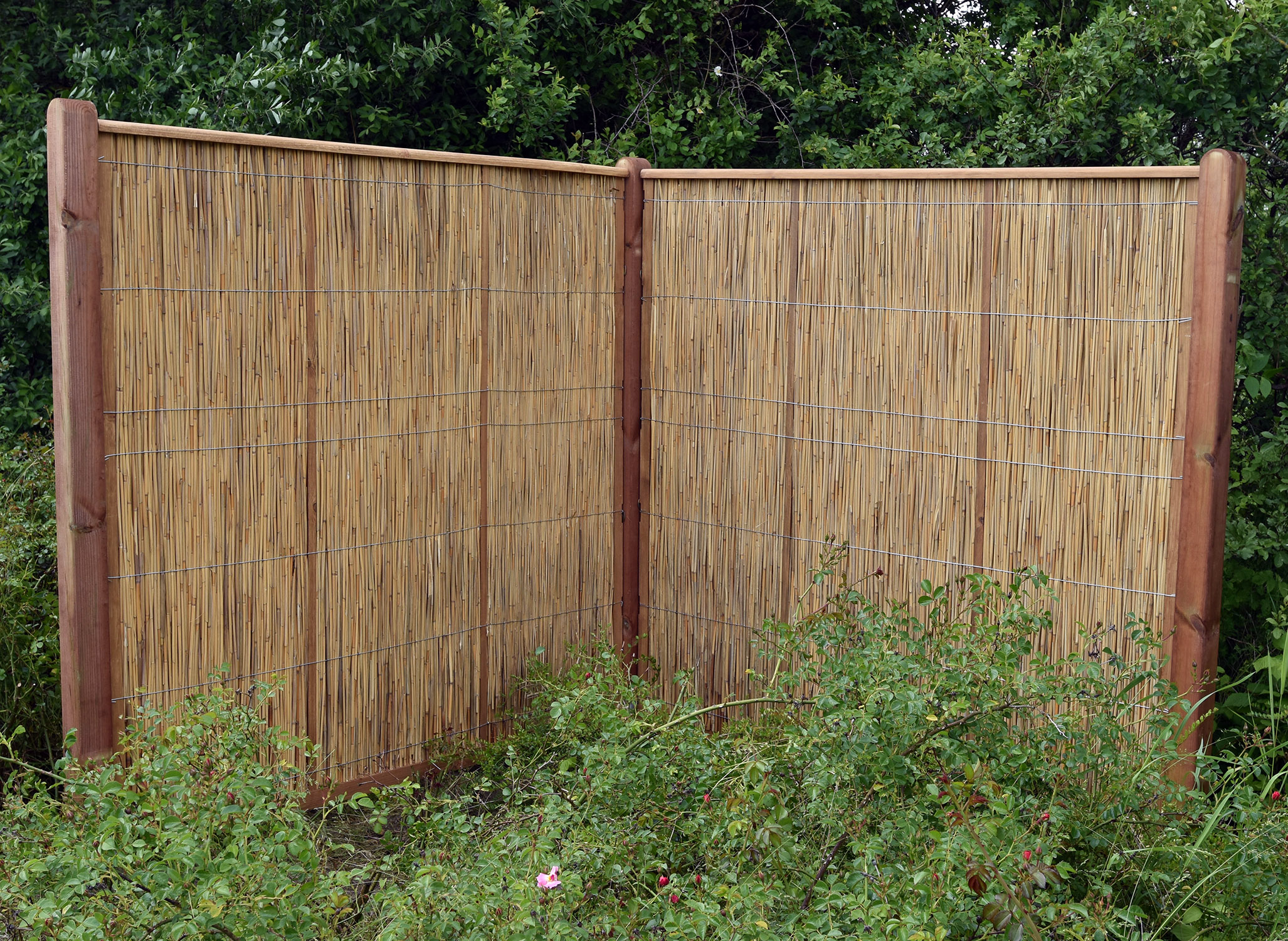 Schilfzaun-mit-Holzrahmen-06w-Aufbau Hiss Reet Sichtschutzzaun Schilfzaun Sichtschutz Zaun