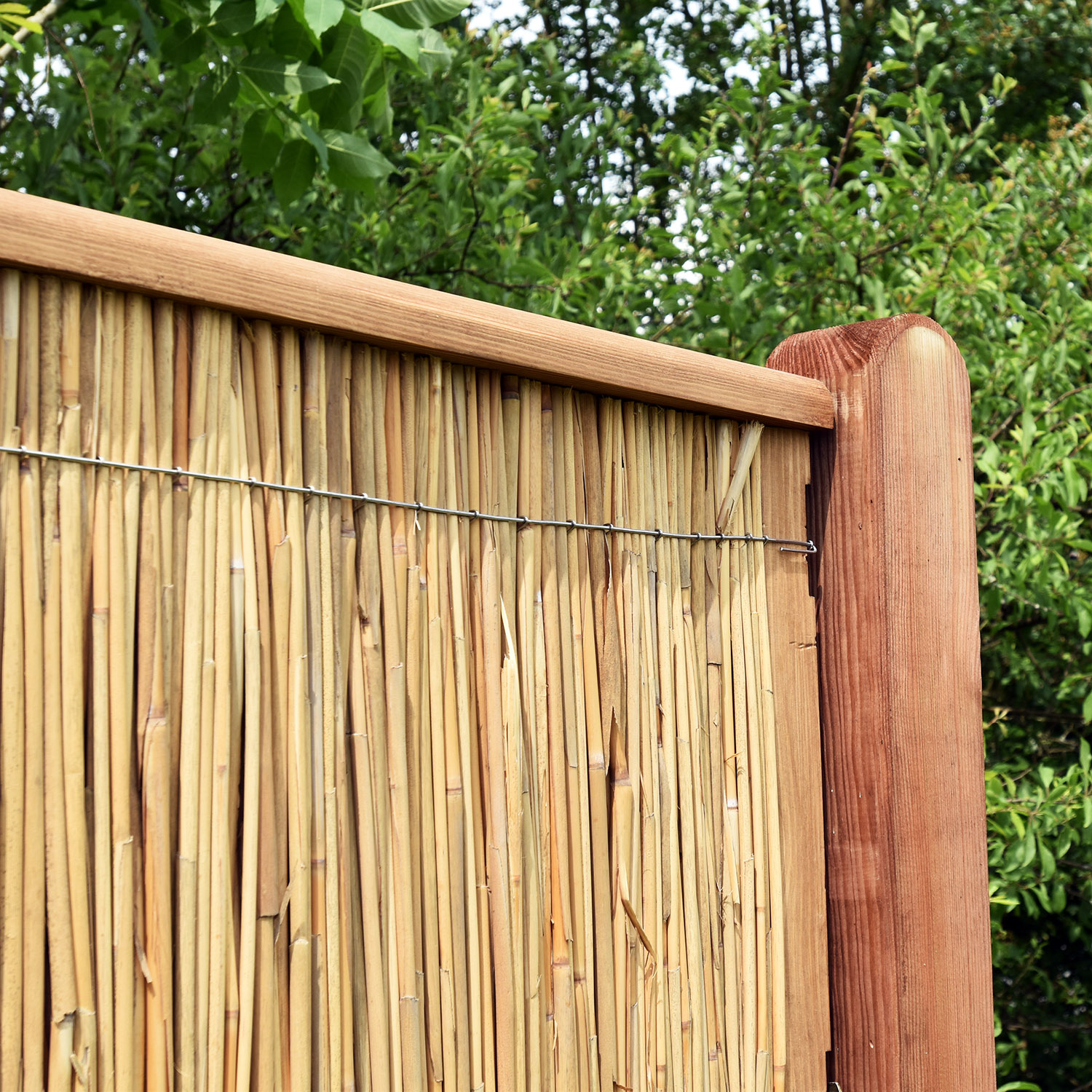 Schilfzaun-mit-Holzrahmen-04w-Aufbau Hiss Reet Sichtschutzzaun Schilfzaun Sichtschutz Zaun